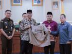 Pemprov-Lampung-menyerahkan-SK.jpg