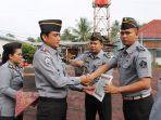 Penyerahan-penghargaan-anggota-Lapas-Kota-Agung.jpg