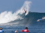 Peserta-World-Surf-League-Krui-Pro-2024-unjuk-kebolehan.jpg