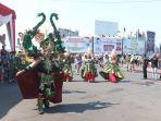 Peserta-pawai-budaya-berjalan-di-depan-Tugu-Adipura-Minggu-1472024.jpg