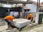 Petugas-BPBD-Lampung-Selatan-bersihkan-banjir-di-Jati-Agung.jpg