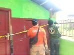 Petugas-kepolisian-melakukan-pemasangan-police-line-di-depan.jpg