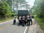 Petugas-kepolisian-membantu-mendorong-mobil-tidak-kuat-menanjak-di-Tanjakan-Mayit.jpg