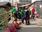 Petugas-membersihkan-sampah-limbah-kulit-bawang-di-aliran-kali-Pasar-Pasir-Gintung.jpg