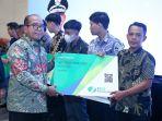 Pj-Gubernur-Samsudin-saat-menyerahkan-Jamsostek-pekerja.jpg