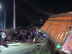 Polisi-dalam-saat-mengevakuasi-kecelakaan-lalu-lintas-di-Pringsewu-a.jpg