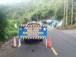Polisi-menutup-sementara-jalan-lintas-Liwa-Lampung-Barat-menuju-Krui-Pesisir-Barat-Lampung.jpg