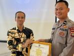KA KPPN Kotabumi Berikan Piagam Penghargaan untuk Polres Way Kanan 