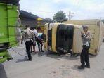 Polresta-Bandar-Lampung-evakuasi-truk-terguling-9.jpg