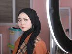Poppy-Ayu-Sari-milenial-Lampung-mengaplikasikan-make-up-flawless.jpg