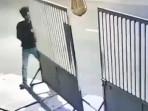 Pria-santai-curi-pagar-besi-meski-terekam-CCTV-kini-diburu-polisi.jpg