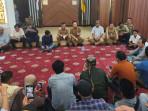 Proses-audiensi-puluhan-anggota-LSM-bersama-Sekda-Lampung.jpg