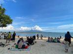 RAMAI-DIKUNJUNGI-Antusiasme-pengunjung-Bagus-Beach-walk.jpg