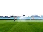 RUMPUT-Suasana-penyiraman-rumput-Stadion-Sumpah.jpg
