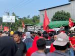 Ratusan-buruh-PT-San-Xiong-Steel-Indonesia-berdemo-di-depan-perusahaan.jpg