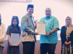 SERAHKAN-SERTIFIKAT-HALAL-Rektor-UIN-RIL-5.jpg