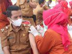 Salah-satu-ASN-Pemkot-Bandar-Lampung-tengah-disuntik-vaksin-booster-oleh-petugas.jpg