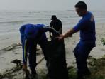 Sat-Polairud-Lampung-Timur-gelar-sapu-bersih-di-Pantai-Mutiara-Baru.jpg