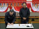 Sekda-Provinsi-Lampung-Fahrizal-Darminto-dan-Ketua-DPRD.jpg