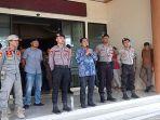 Sekwan-DPRD-Tanggamus-Sabaruddin-menemui-pendemo-di-depan-kantor-DPRD.jpg