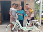 Seputar-Polri-Aipda-Leonardo-beri-bantuan-satu-unit-sepeda-untuk-Ibu-Rahayu.jpg