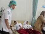 Siswa-SDN-1-Durian-Payung-yang-diduga-keracunan-mendapat-perawatan-medis.jpg