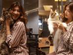 Syakira-Artha-Wangsa-foto-bersama-kucing-di-House-of-Meta.jpg