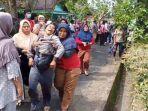 Tangis-histeris-di-Bengkulu-terpukul-putrinya-tewas-dengan-luka-11-tusukan.jpg