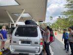 Tim-gabungan-amankan-kedatangan-peserta-Krui-Pro-WSL-2025-di-Bandara-Radin-Inten-II.jpg