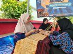 WBP-wanita-Lapas-Kota-Agung-yang-sedang-menyulam-kain-tapis.jpg
