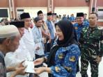 Wali-Kota-Bandar-Lampung-Eva-Dwiana-saat-memberikan-bantuan-kepada-pengurus-musala.jpg