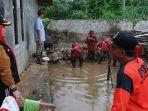 Wali-Kota-Eva-Dwiana-meninjau-tanggul-jebol-akibat-banjir-di-Bandar-Lampung.jpg