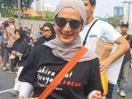 Wanda-Hamidah-terlihat-diantara-para-pengunjuk-rasa-di-depan-Gedung-DPRMPR-RI.jpg