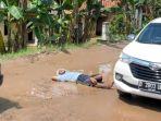 Warga-Kampung-Poncowarno-melakukan-aksi-protes-dengan-tidur-di-kubangan.jpg
