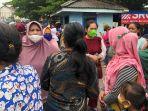 Warga-antre-minyak-goreng-dalam-operasi-pasar.jpg