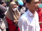 Warga-berbondong-bondong-ke-lokasi-rekonstruksi-kasus-Brigadir-Esco-sampai-naik-truk.jpg