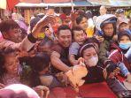 Warga-berebut-ayam-gratis-Zulkifli-Hasan.jpg
