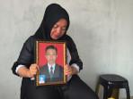 Wirna-Wani-menunjukkan-foto-almarhum-Pratama-Wijaya-Kusuma.jpg