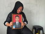 Wirnawani-menunjukkan-foto-almarhum-Pratama-Wijaya-Kusuma.jpg