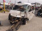 adu-kambing-pick-up-tabrak-truk-saksi-mata-sebut-sopir-terpental-dari-dalam-mobil-hingga-ke-jalan.jpg