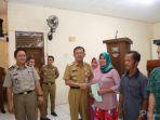 agus-istiqlal-serahkan-sertifikat-tanah-pesisir-tengah.jpg