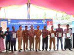 agus-istiqlal-serahkan-sertifikat-tanah-warga-keckrui-selatan.jpg