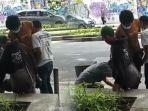 aksi-kawanan-pencopet-nekat-gasak-korban-di-depan-umum.jpg
