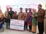 alfamart-donasi-alat-bantu-disabilitas_20160419_173257.jpg
