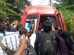 ambulans-yang-membawa-jasad-angeline-8_20150610_215346.jpg