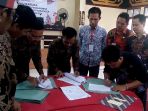 anggota-kpu-tanggamus-tandatangani-formulir-db-kwk_20180705_190334.jpg