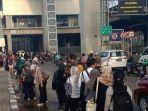 antrean-calon-penumpang-di-stasiun-mrt-fatmawati-menumpuk.jpg