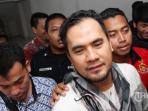 artis-saipul-jamil-digiring-petugas_20160221_201416.jpg