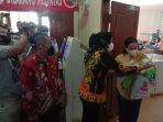 bagikan-makanan-bupati-tulangbawang-winarti-cek-kondisi-rs-mutiara-bunda.jpg