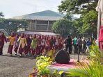 breaking-news-ribuan-emak-emak-pakai-kebaya-sulam-usus-kumpul-di-lapangan-enggal-ada-apa.jpg